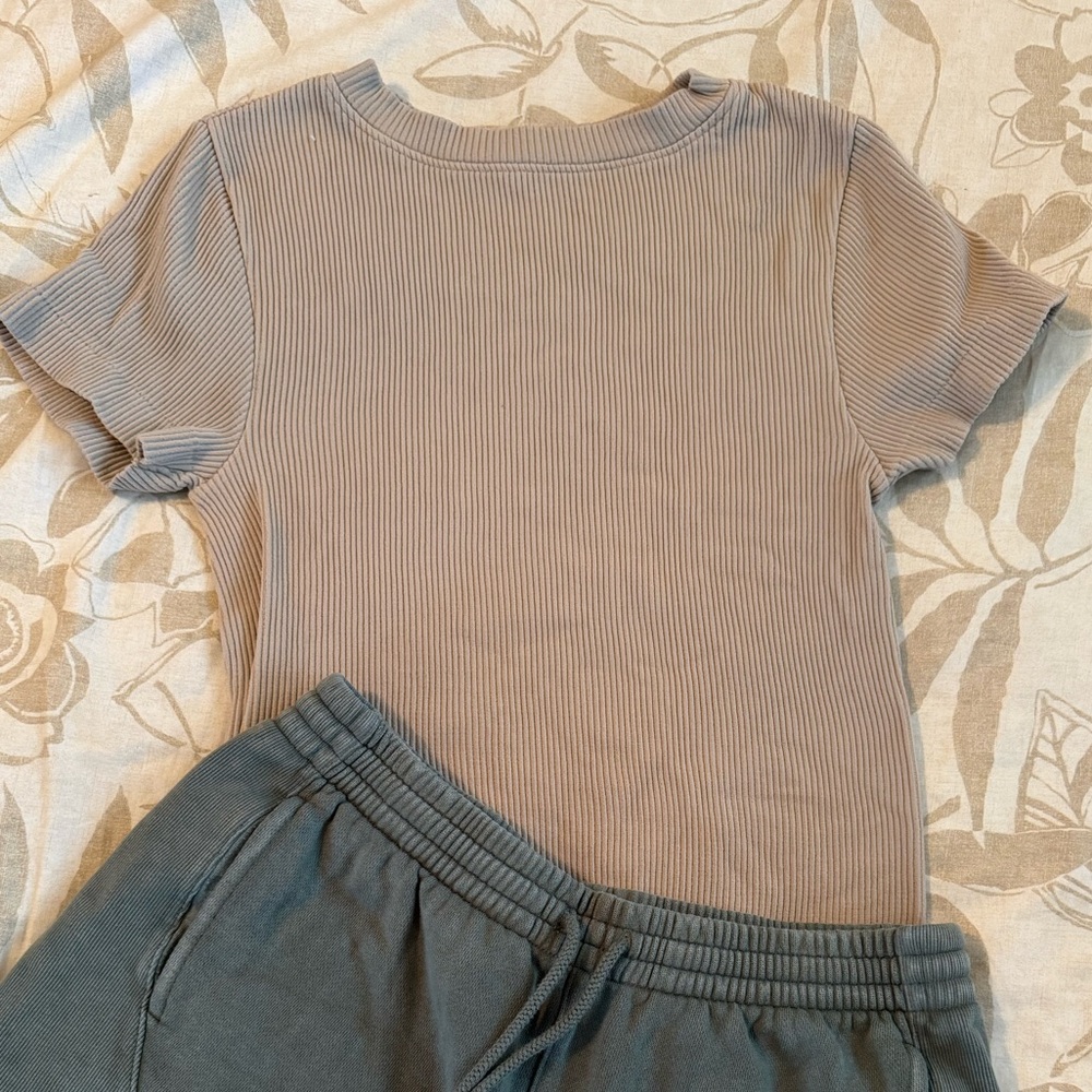 Old Navy Tan fitted stretchy tee. Sz L. Like new.
